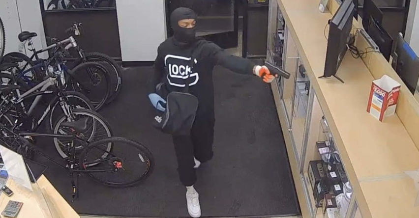 Armed robbers hit Cash America pawn shops four times across Chicago